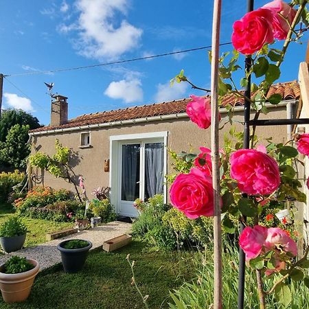Brigitte Et Franck Bed & Breakfast Triaize Bagian luar foto